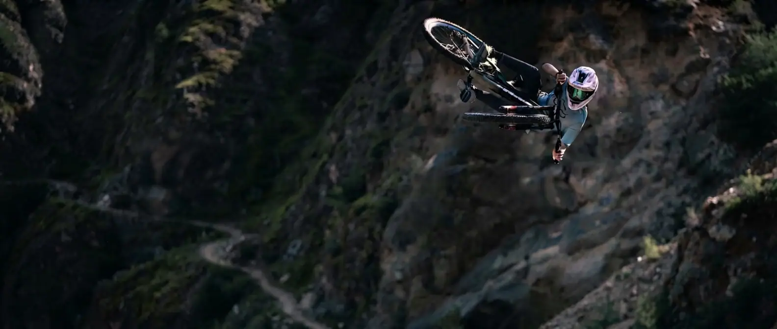 Rider de MTB descendiendo hacia el graderío de Bella Vista
